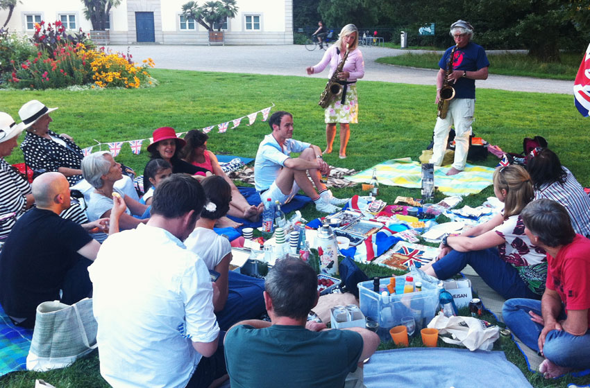 Very amused and british im Georgengarten