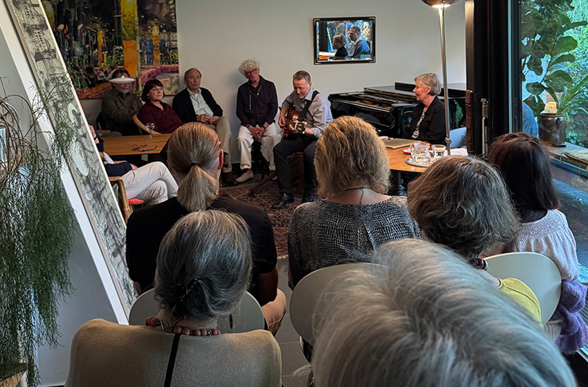 Launige Poesie im Wohnzimmer